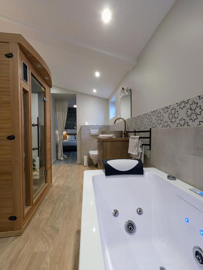 Riorges Le Boheme, Sauna & Spa מראה חיצוני תמונה