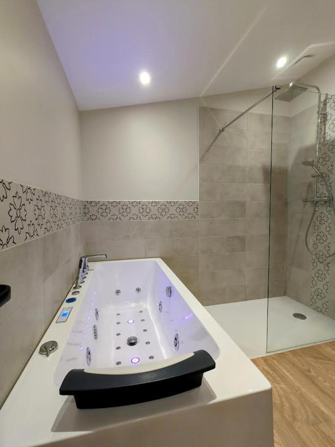 Riorges Le Boheme, Sauna & Spa מראה חיצוני תמונה